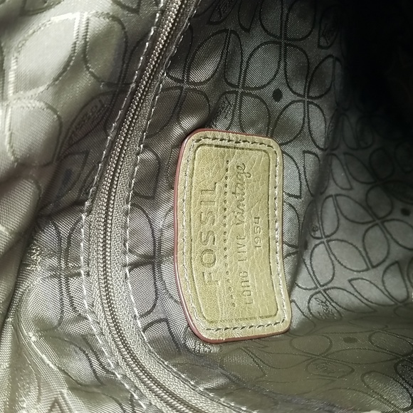 Fossil green leather cross body purse appears never used - key decoration - Picture 10 of 17
